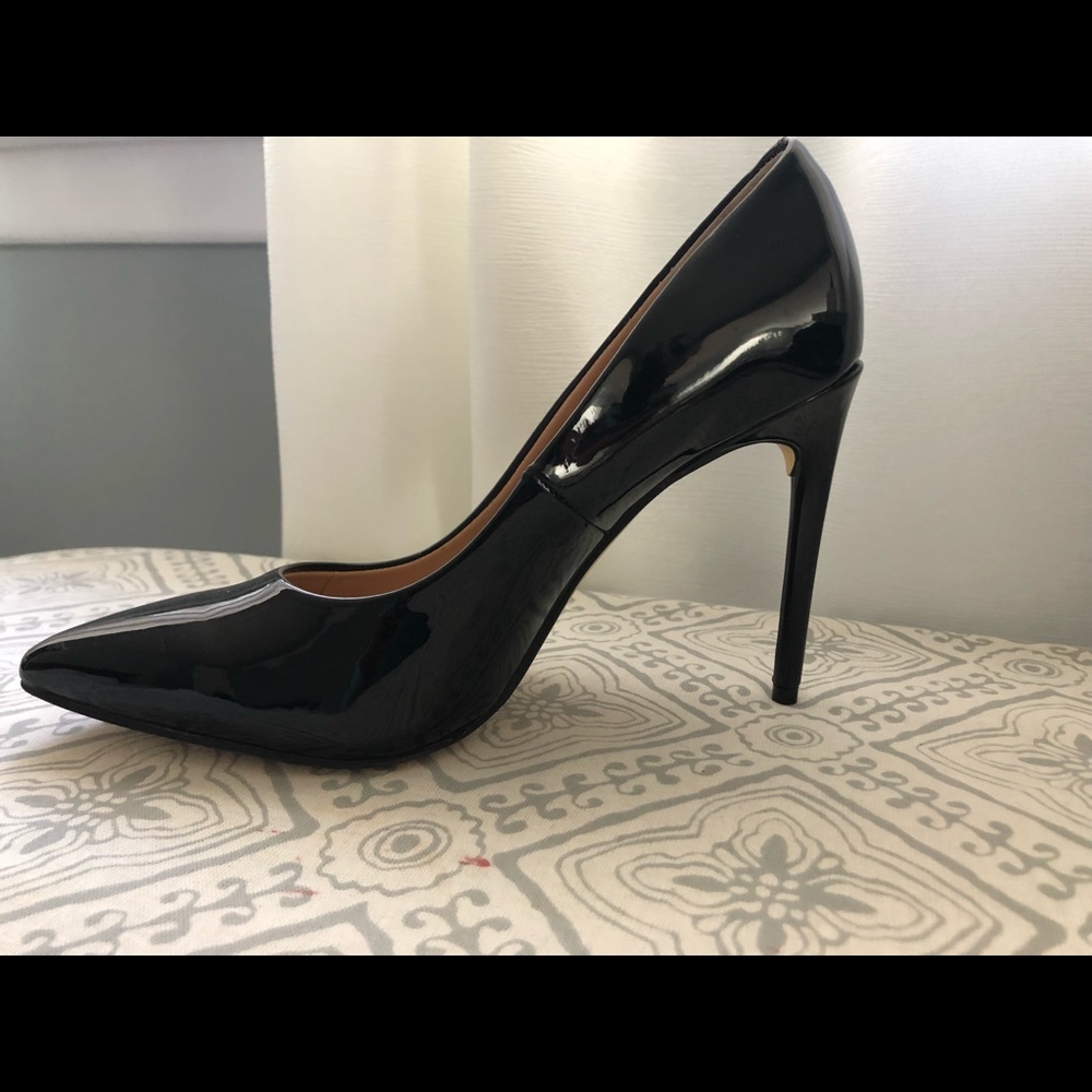Black pumps/heels. Size 6W